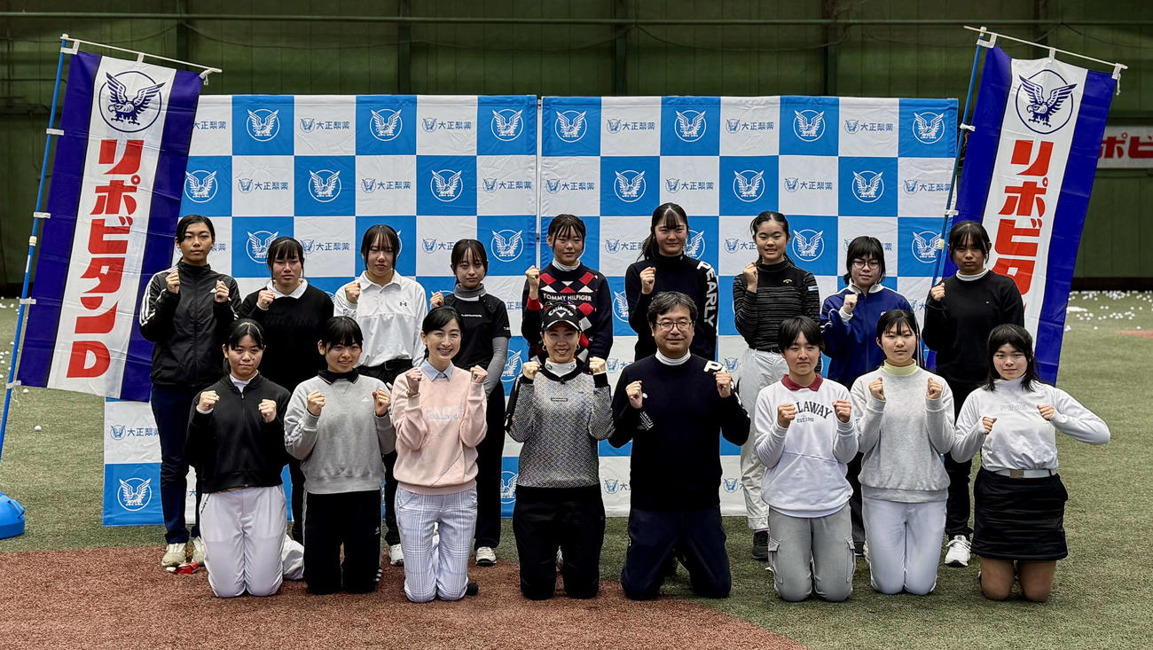 「上田桃子プロ×リポビタン－ゴルフにファイトを！ジュニアクリニック－」で記念撮影に収まる上田桃子（前列中央）