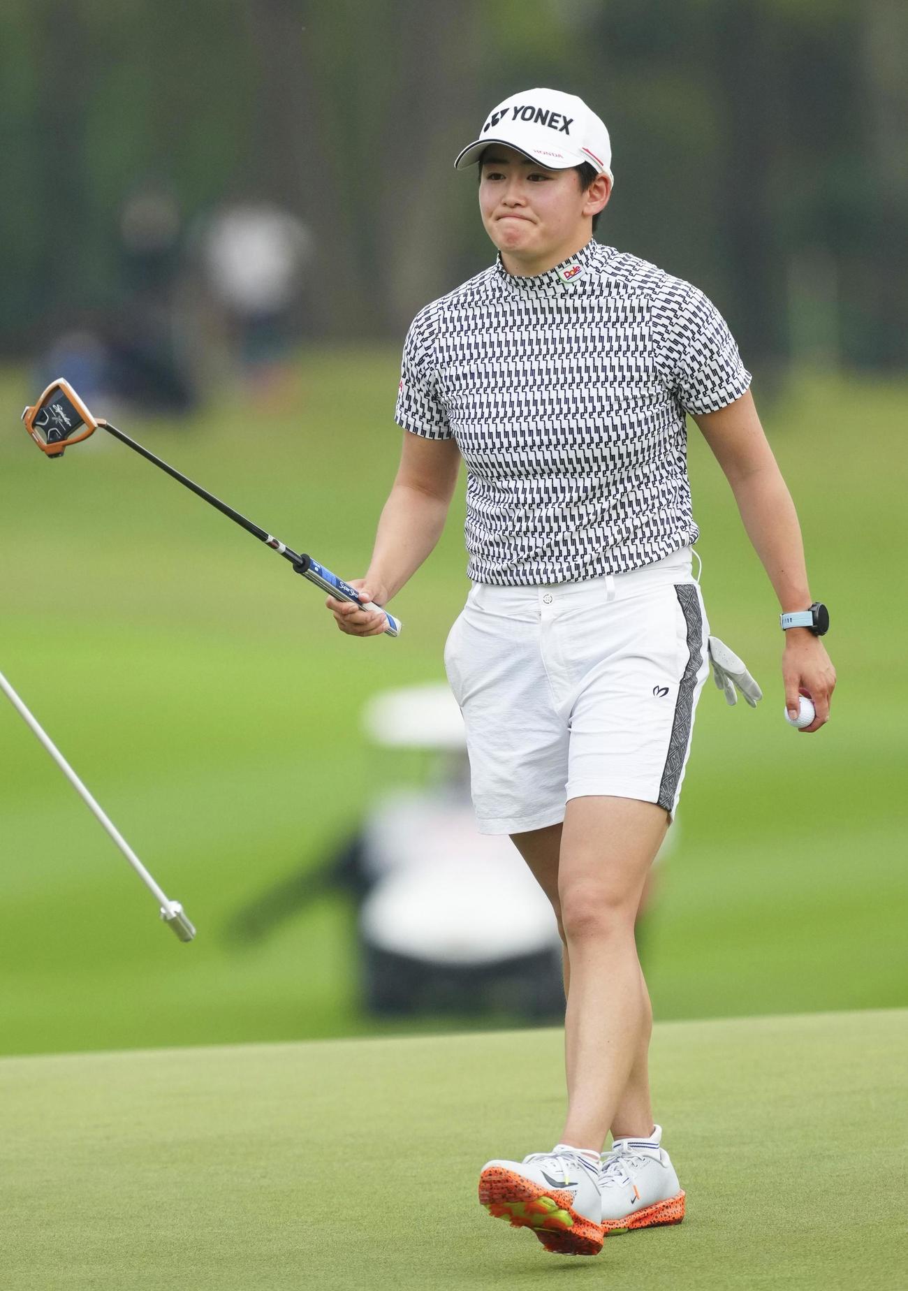 第3ラウンド、ホールアウトする岩井明愛。通算16アンダーで2位＝サイアムCC（共同）
