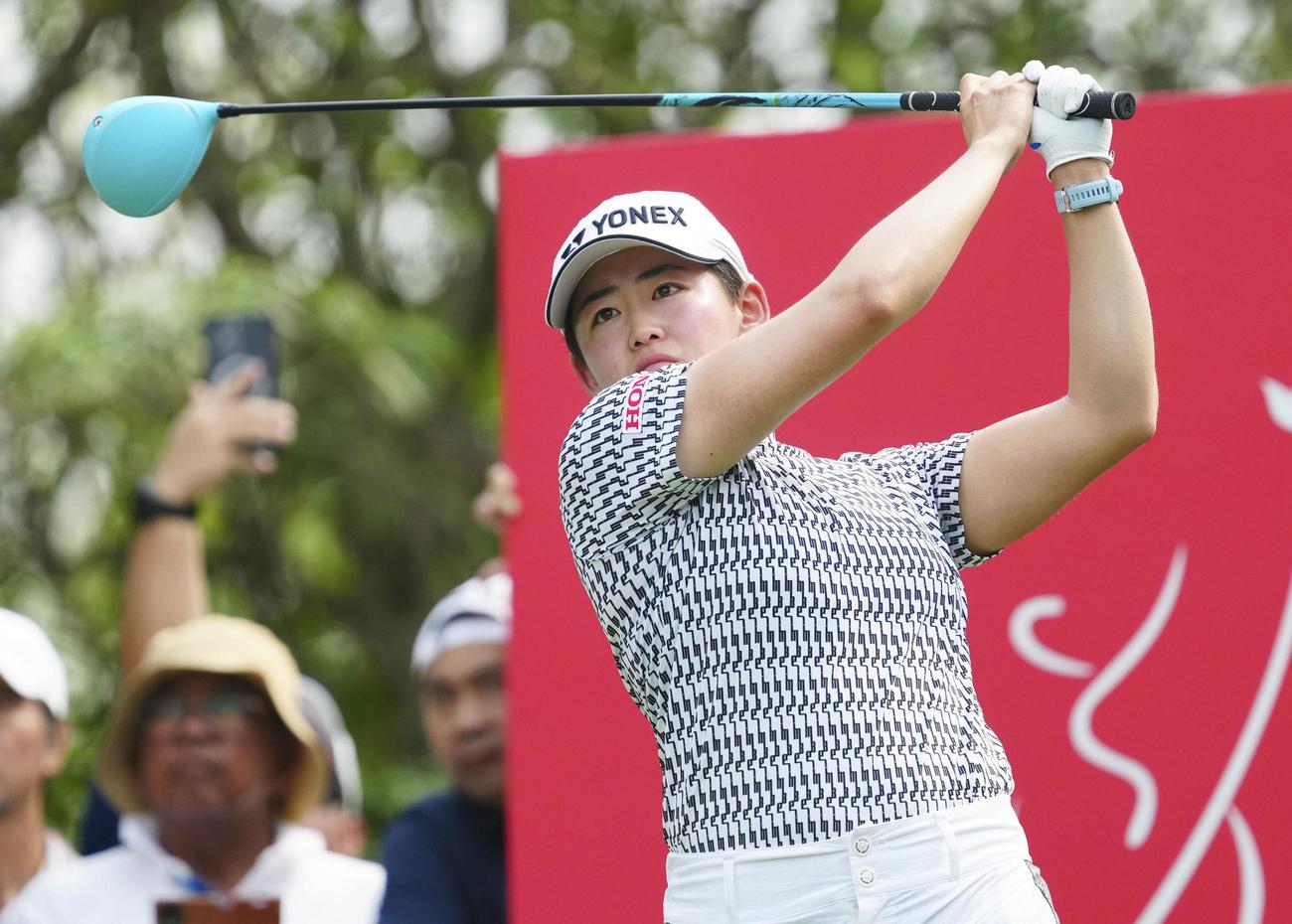 第3ラウンド、17番でティーショットを放つ岩井明愛。通算16アンダーで2位＝サイアムCC（共同）