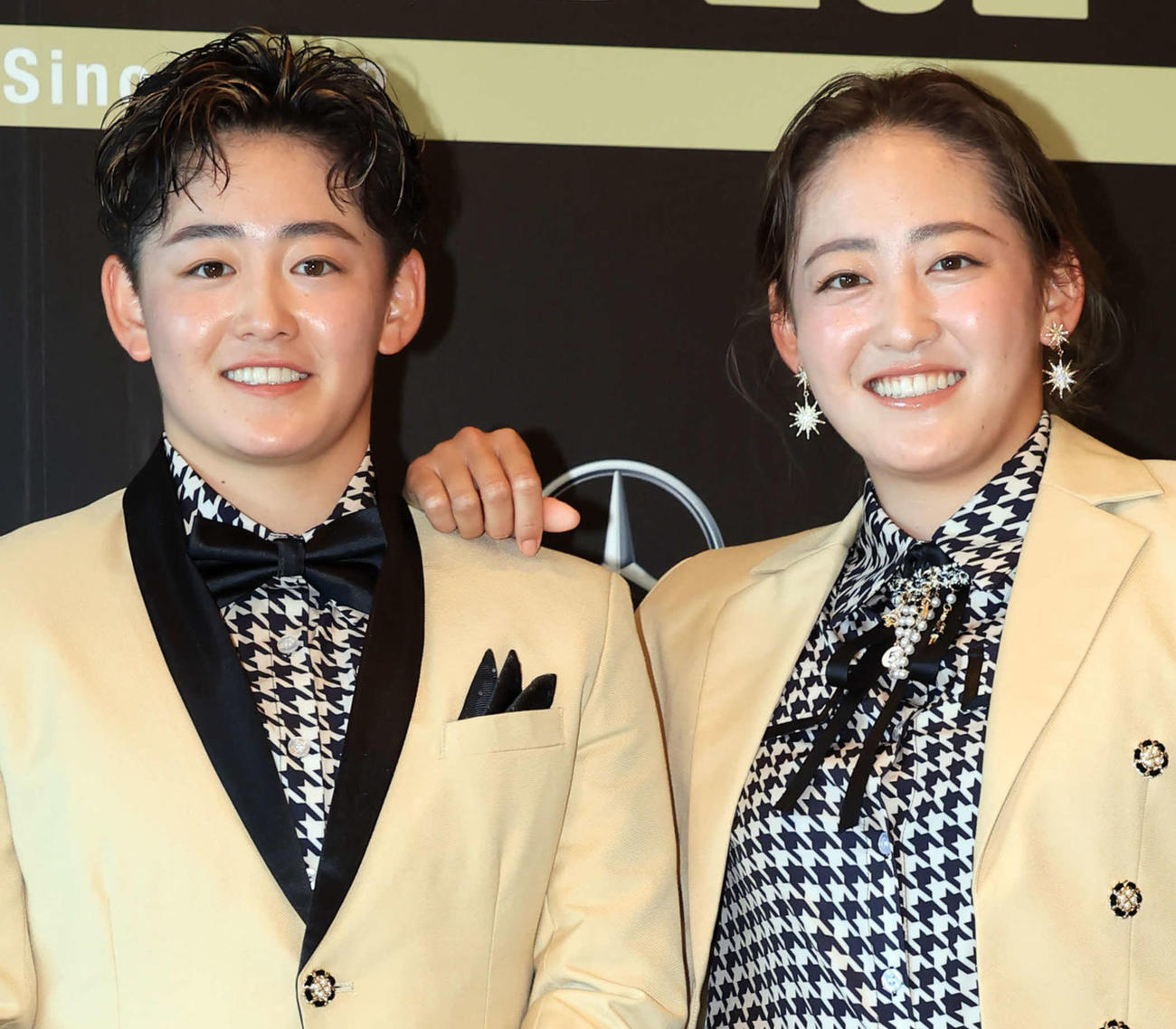 「JLPGAアワード2024」でドレスアップした岩井明愛（左）と岩井千怜（2024年12月撮影）