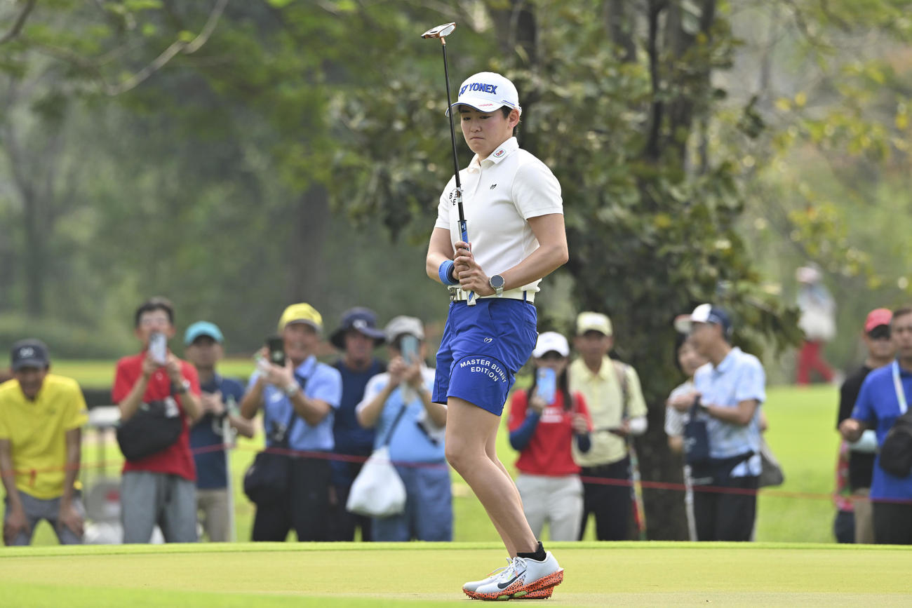 ホンダLPGA最終日　5番でパットを打った岩井明愛（AP）