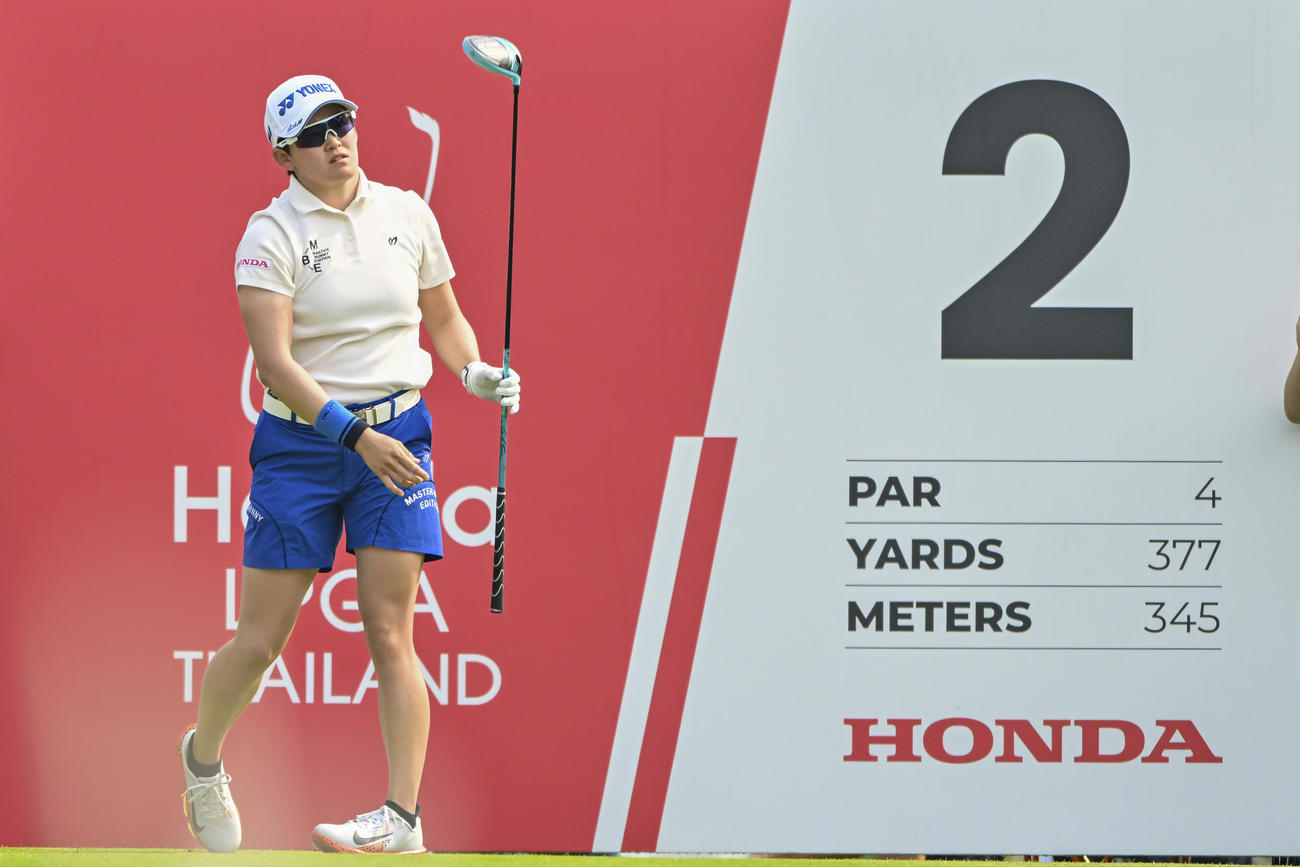 ホンダLPGA最終日　2番でショットを打つ岩井明愛（AP）