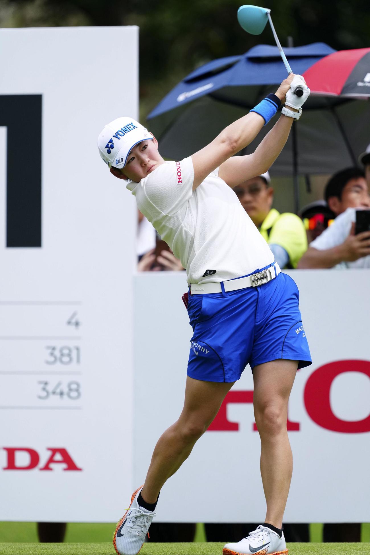 最終ラウンド、ティーショットを放つ岩井明（共同）