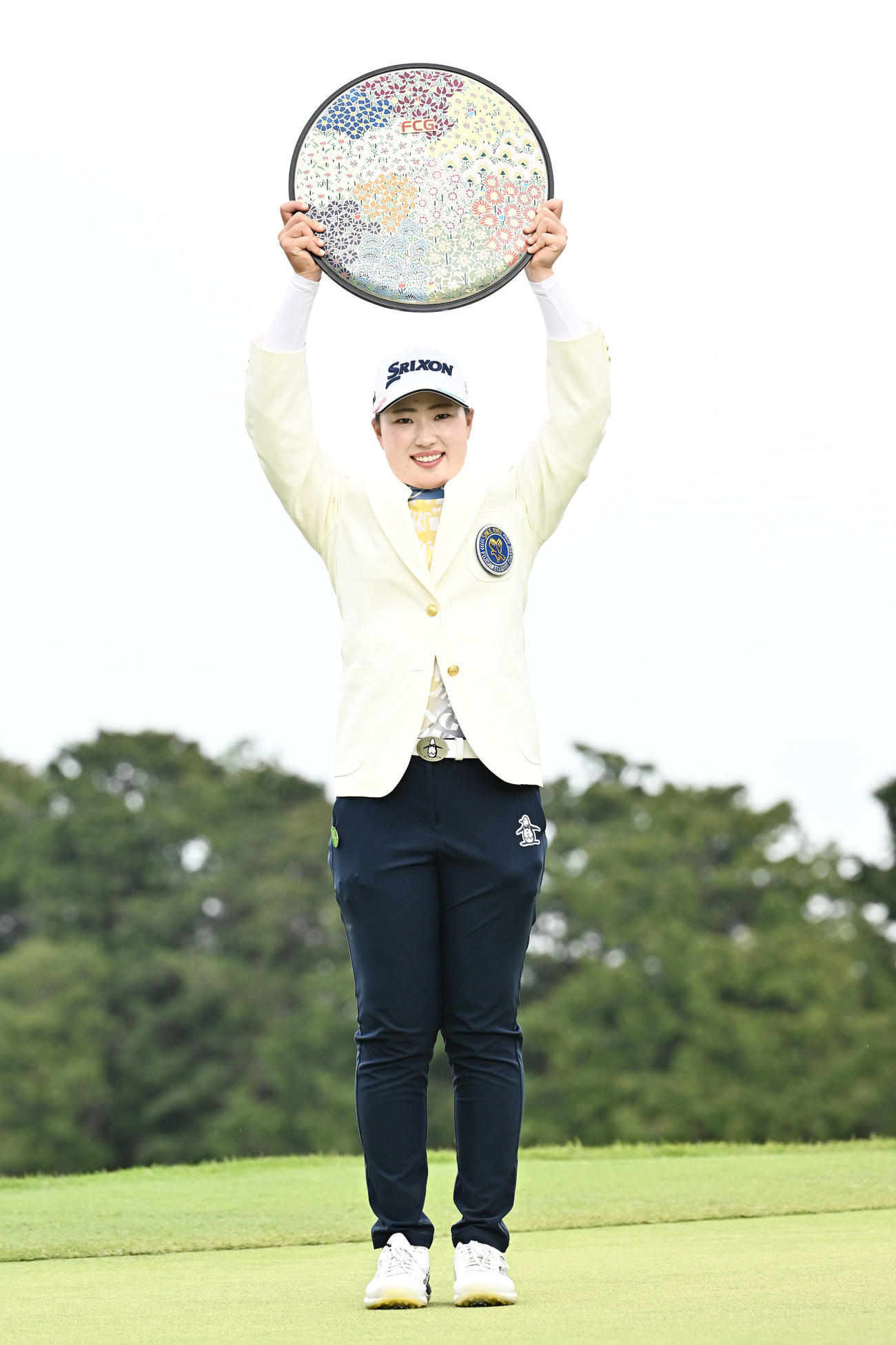 24年4月21日　フジサンケイ・レディース最終日　優勝トロフィーを掲げる竹田麗央