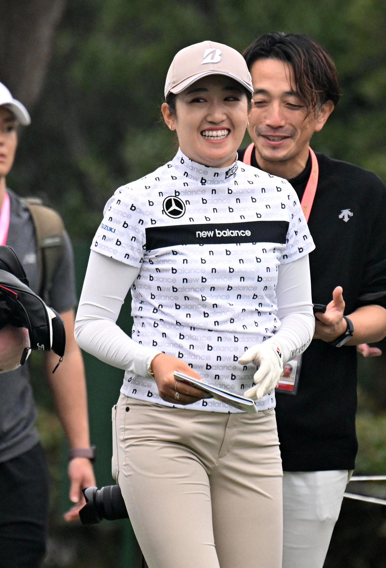 第38回ダイキンオーキッドレディスゴルフトーナメント練習日　10番、笑顔を見せる稲見（撮影・前岡正明）