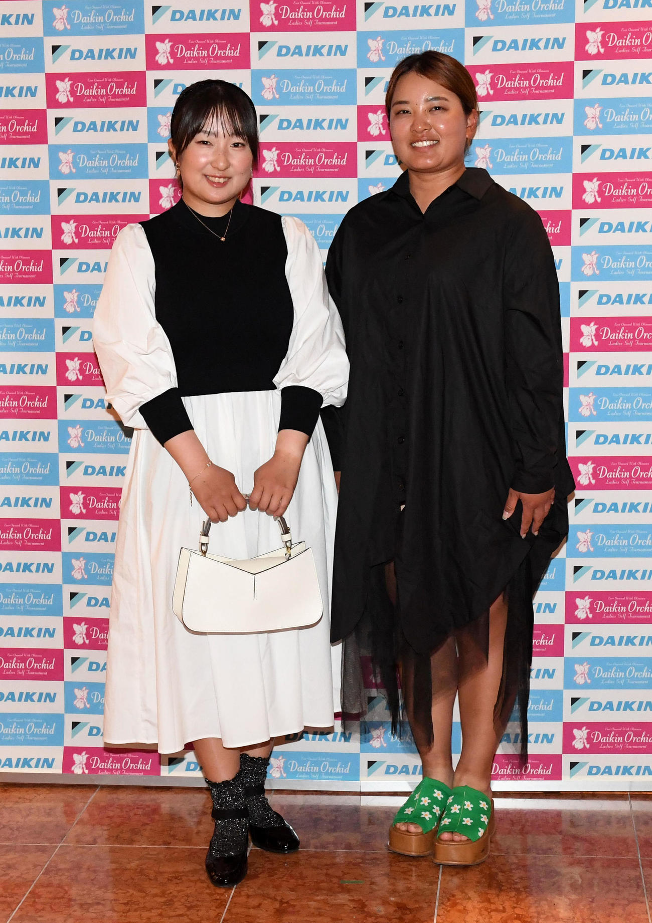 ダイキンオーキッドレディスゴルフトーナメントの前夜祭に出席した阿部未悠（左）と鈴木愛（撮影・前岡正明）