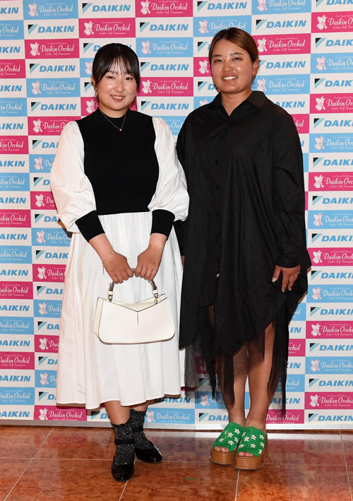 ダイキンオーキッドレディスゴルフトーナメントの前夜祭に出席した阿部未悠（左）と鈴木愛（撮影・前岡正明）