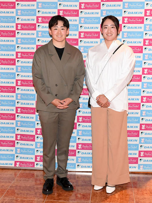 ダイキンオーキッドレディスゴルフトーナメントの前夜祭に出席した岩井明愛（左）と岩井千怜（撮影・前岡正明）