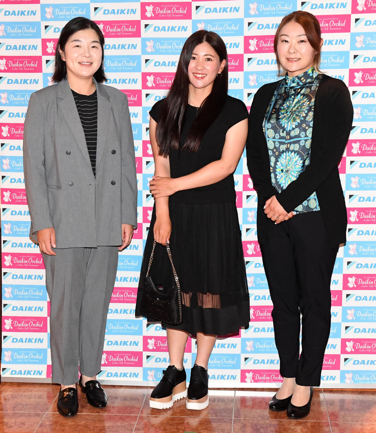 ダイキンオーキッドレディスゴルフトーナメントの前夜祭に出席した左からイ・ミニョン、永井花奈、藤田さいき（撮影・前岡正明）