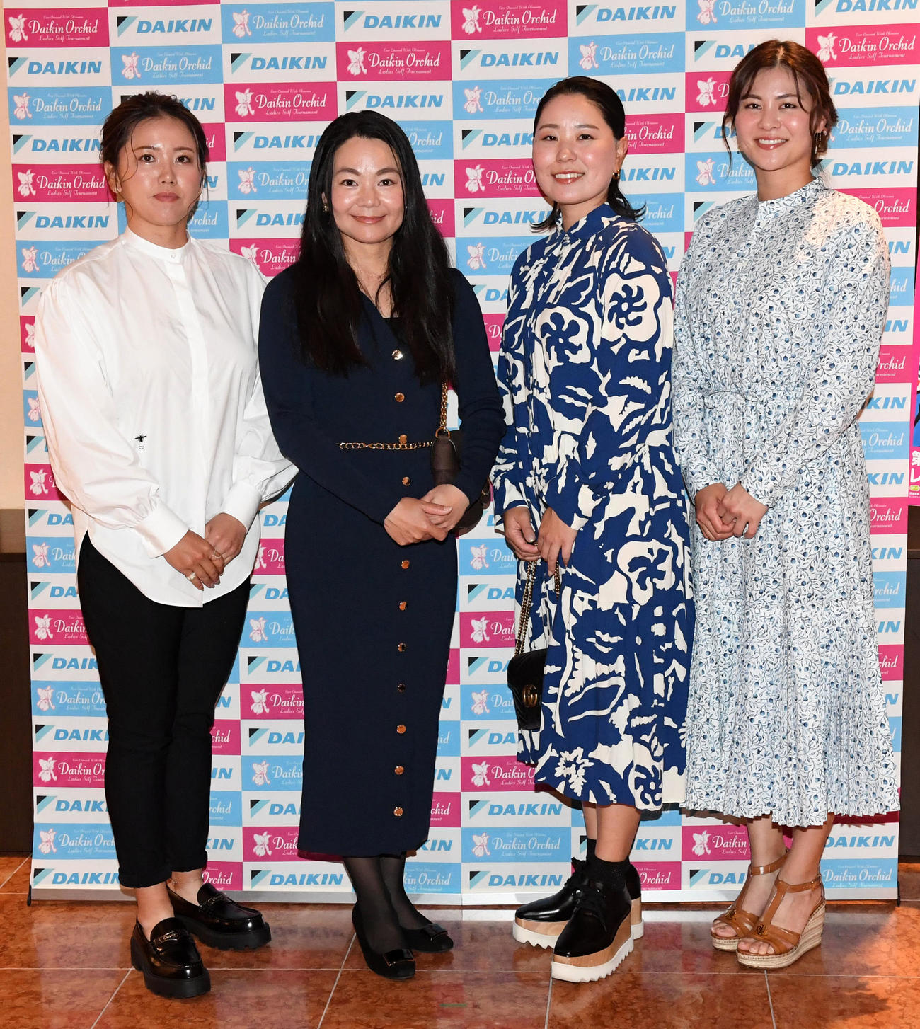 ダイキンオーキッドレディスゴルフトーナメントの前夜祭に出席した左から山城奈々、上原彩子、比嘉真美子、新垣比菜（撮影・前岡正明）