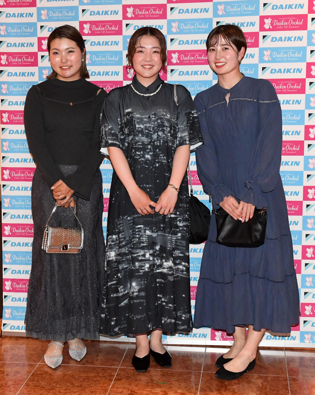 ダイキンオーキッドレディスゴルフトーナメントの前夜祭に出席した左から高橋彩華、山内日菜子、蛭田みな美（撮影・前岡正明）