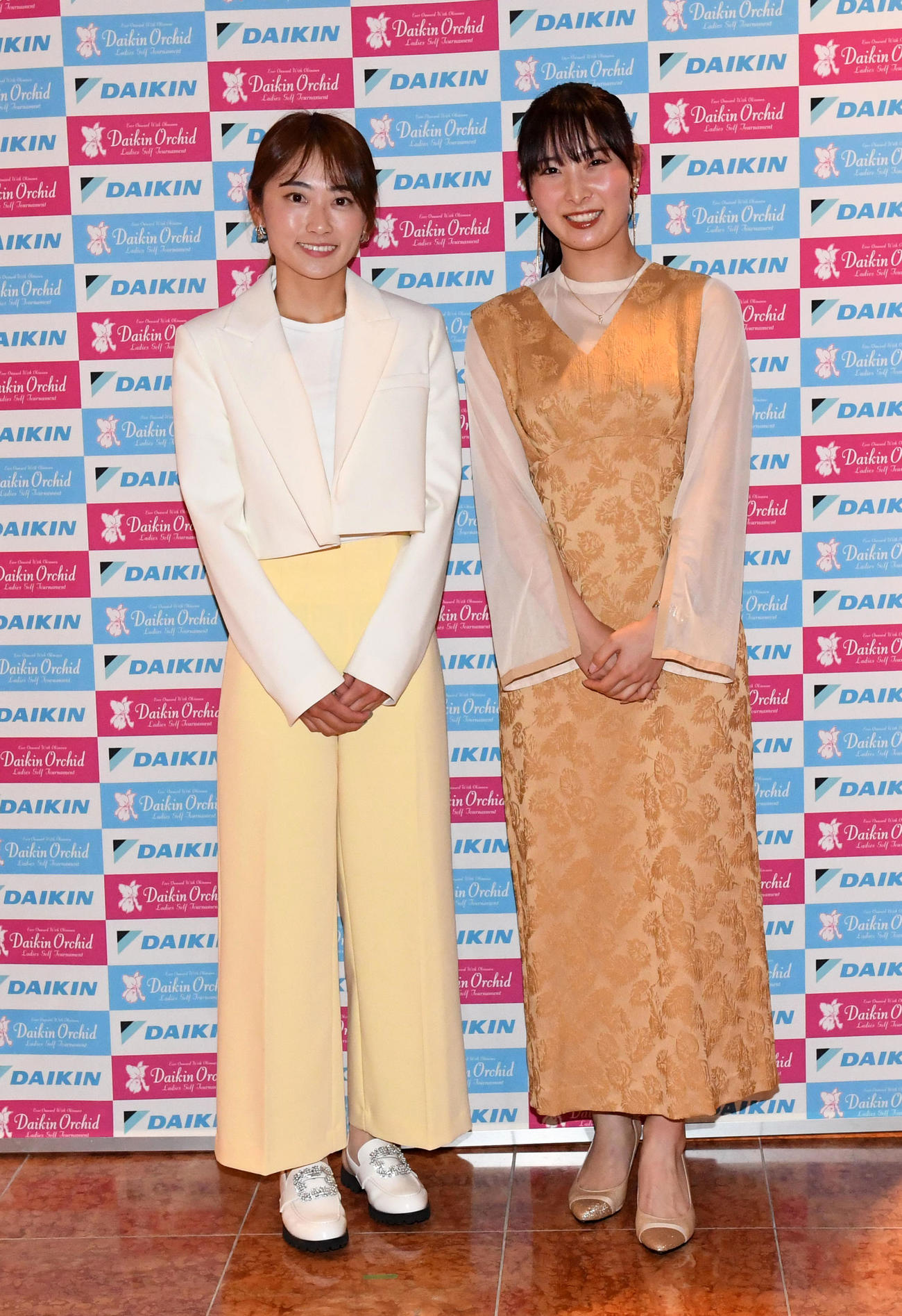 ダイキンオーキッドレディスゴルフトーナメントの前夜祭に出席した安田祐香（左）と鶴岡果恋（撮影・前岡正明）