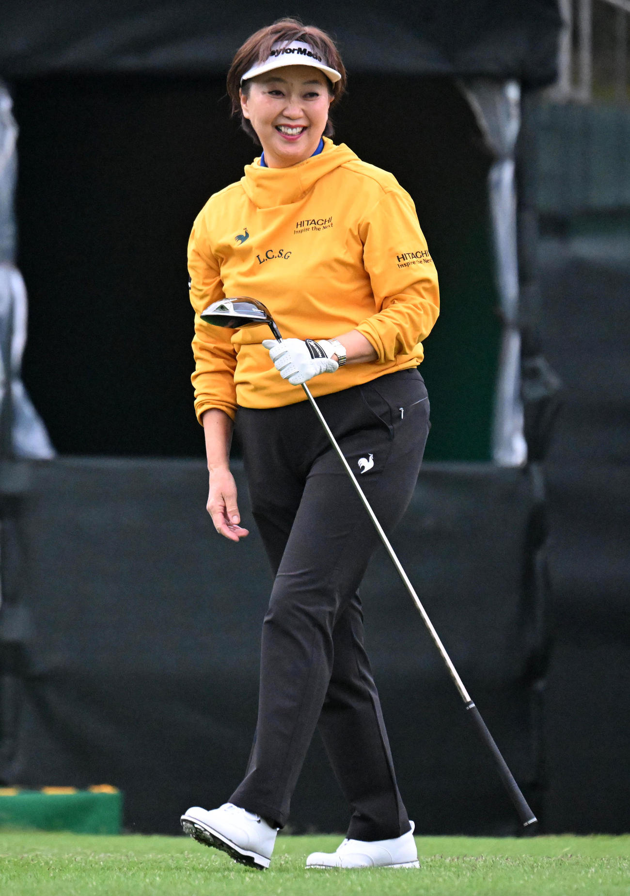 1番、ティーショットを放つ小林浩美日本女子プロゴルフ協会会長（撮影・前岡正明）