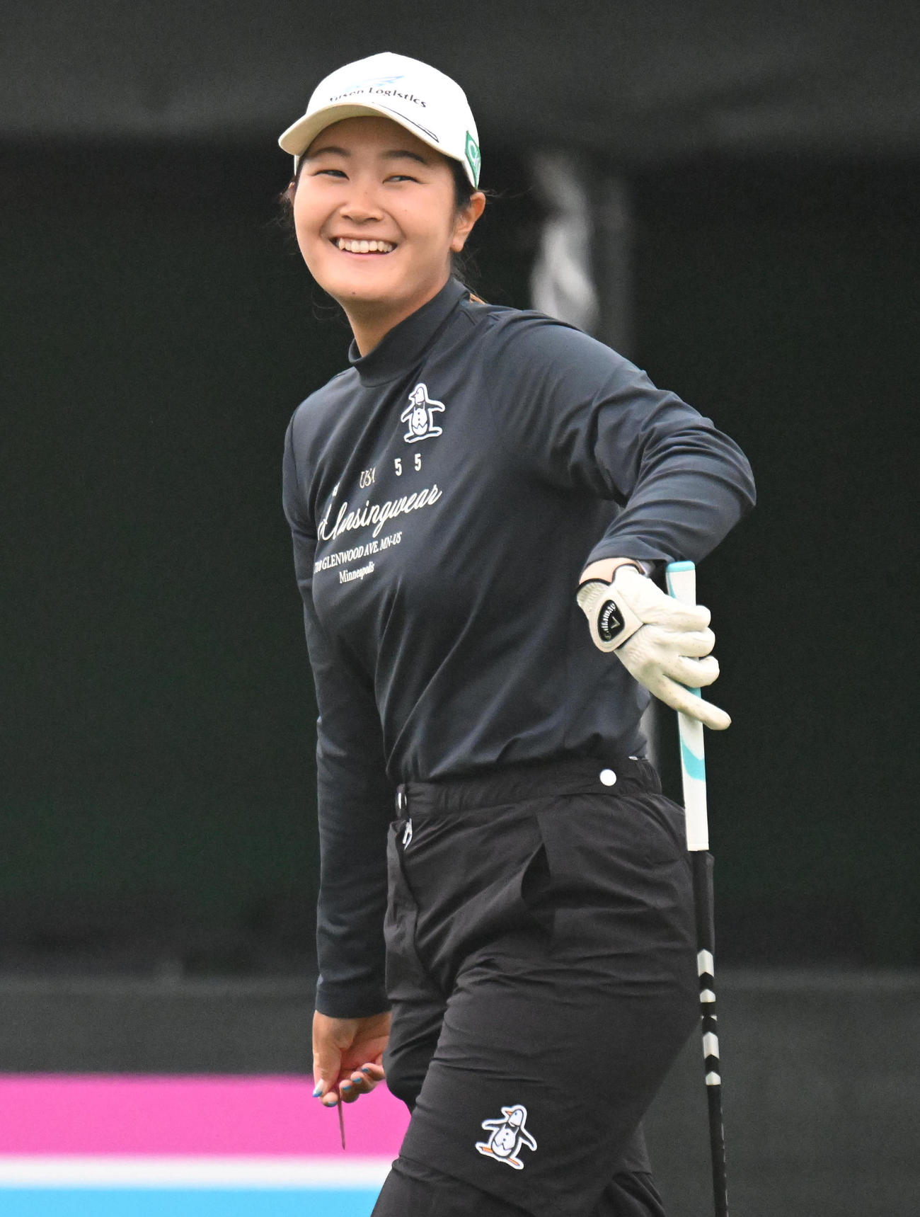 1番、ティーショットを放ち笑顔を見せる神谷（撮影・前岡正明）