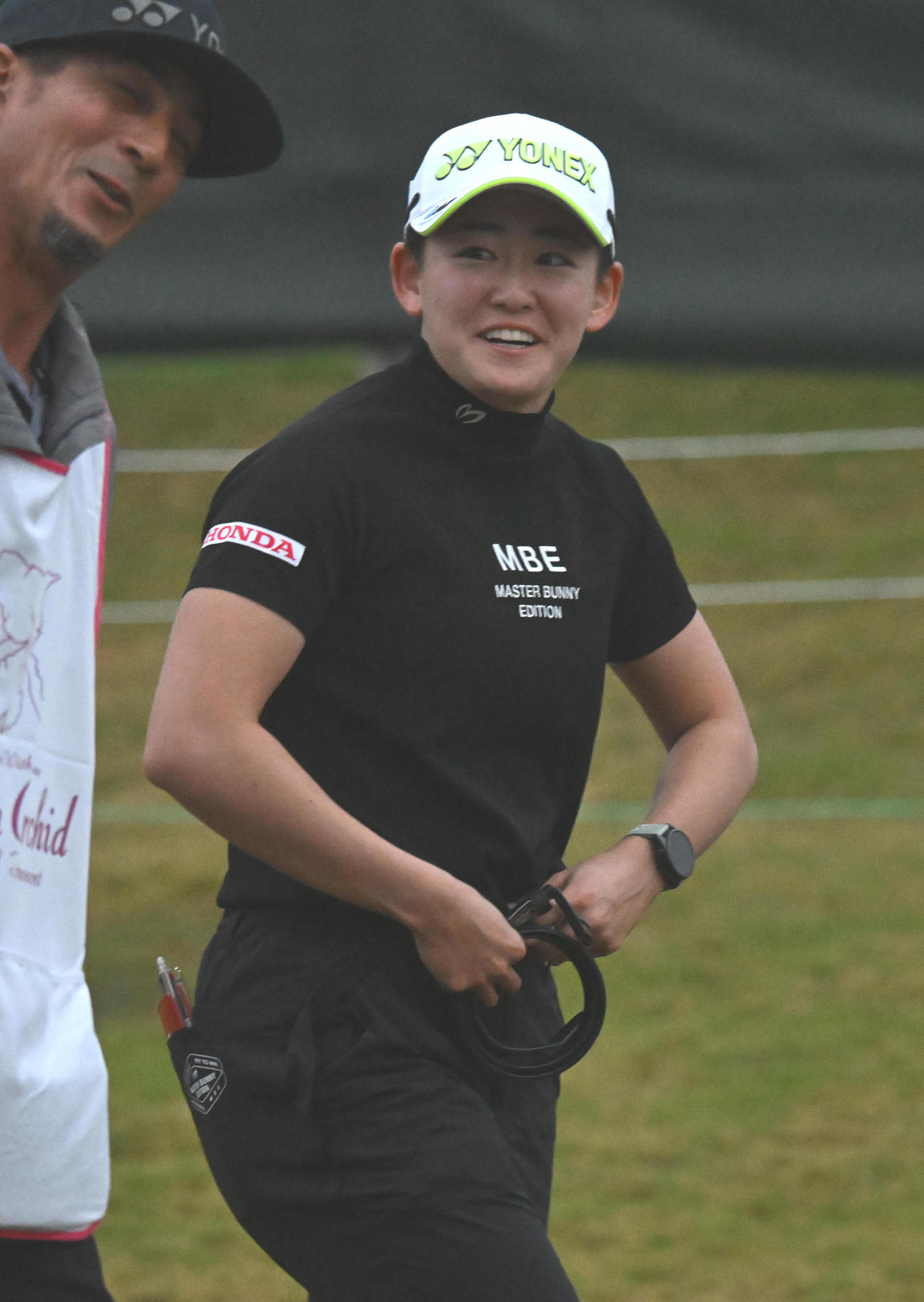 1番、笑顔を見せスタートする岩井明（撮影・前岡正明）