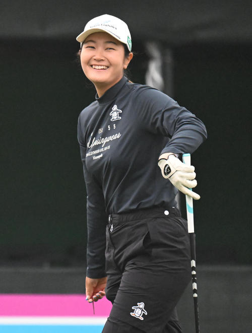 1番、ティーショットを放ち笑顔を見せる神谷（撮影・前岡正明）