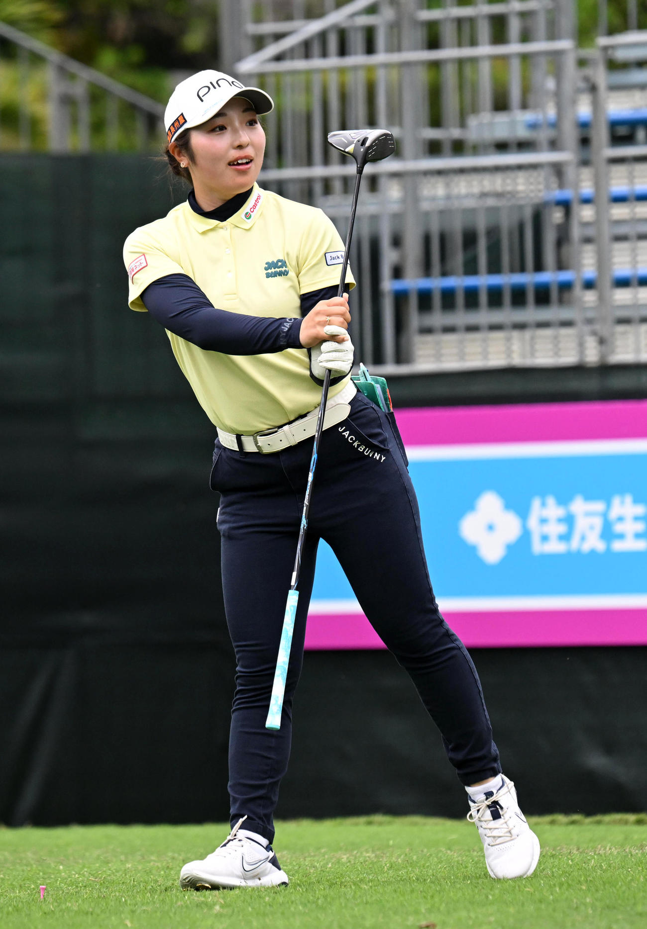 1番、ティーショットを放つ佐久間（撮影・前岡正明）