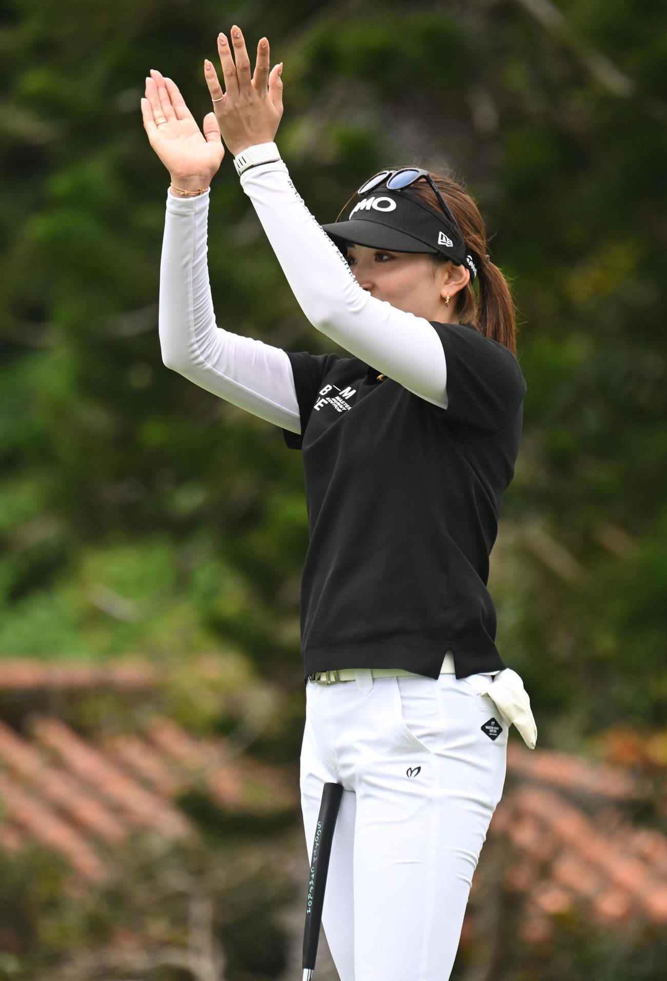 18番、次組の選手のプレーに拍手する脇元（撮影・前岡正明）
