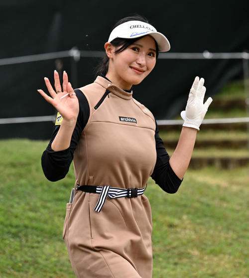 1番、笑顔でスタートする臼井（撮影・前岡正明）