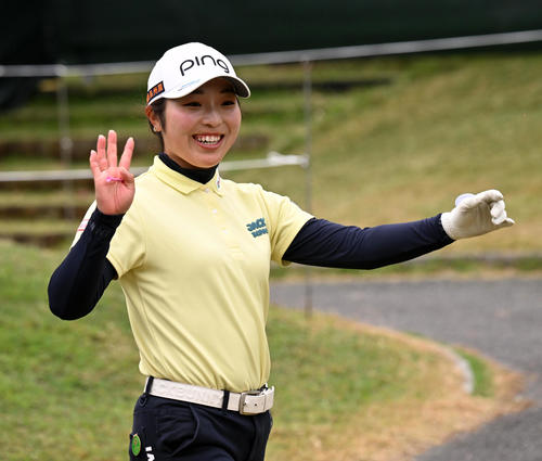 1番、笑顔でスタートする佐久間（撮影・前岡正明）