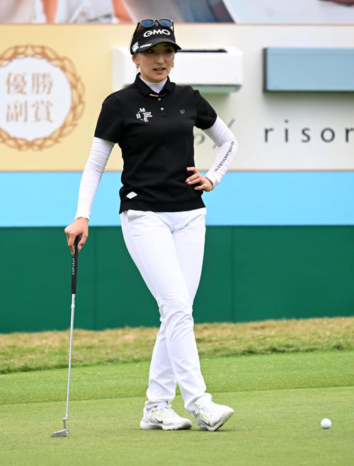 18番、アマチュア選手のプレーを見る脇元（撮影・前岡正明）