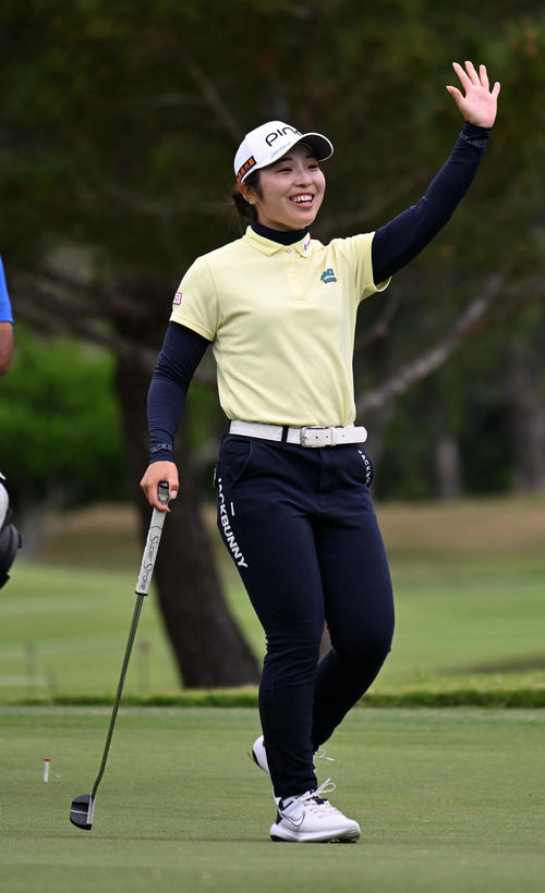 9番、アマチュア選手のプレーを祝福する佐久間（撮影・前岡正明）