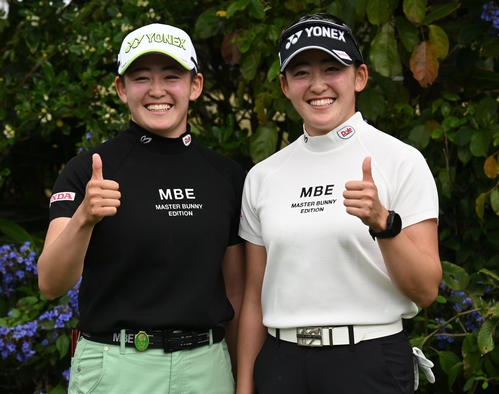 今日の開幕を前にサムアップポーズを決める岩井明（左）、岩井千姉妹（撮影・前岡正明）