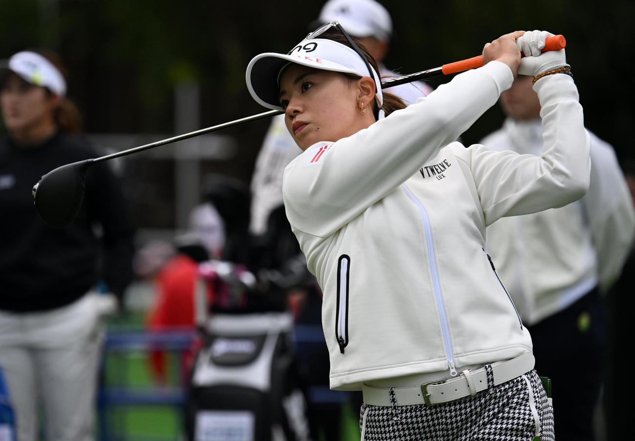 1番、ティーショットを放つ藤田か（撮影・前岡正明）
