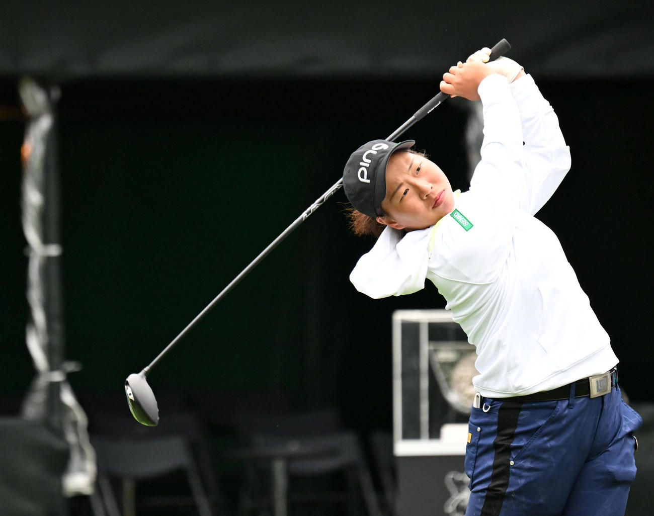 1番、ティーショットを放つ徳永（撮影・前岡正明）
