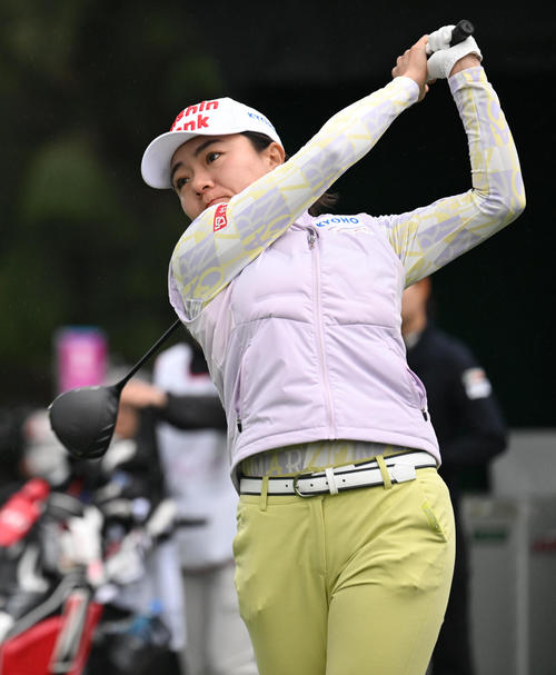 1番、ティーショットを放つサイ・ペイイン（撮影・前岡正明）