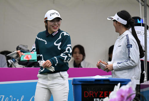 10番、笑顔で臼井麗香（右）と話す佐久間（撮影・前岡正明）