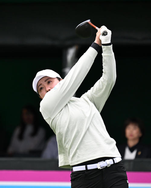 1番、ティーショットを放つ山城（撮影・前岡正明）