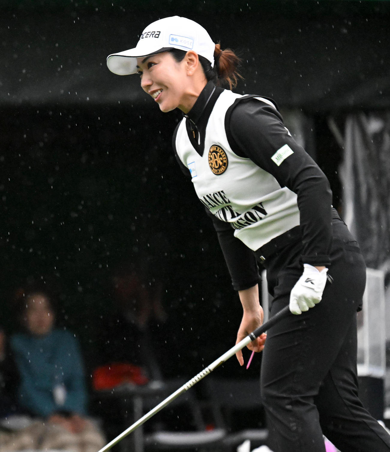 1番、ティーショットを放ち笑顔を見せる笠りつ子（撮影・前岡正明）