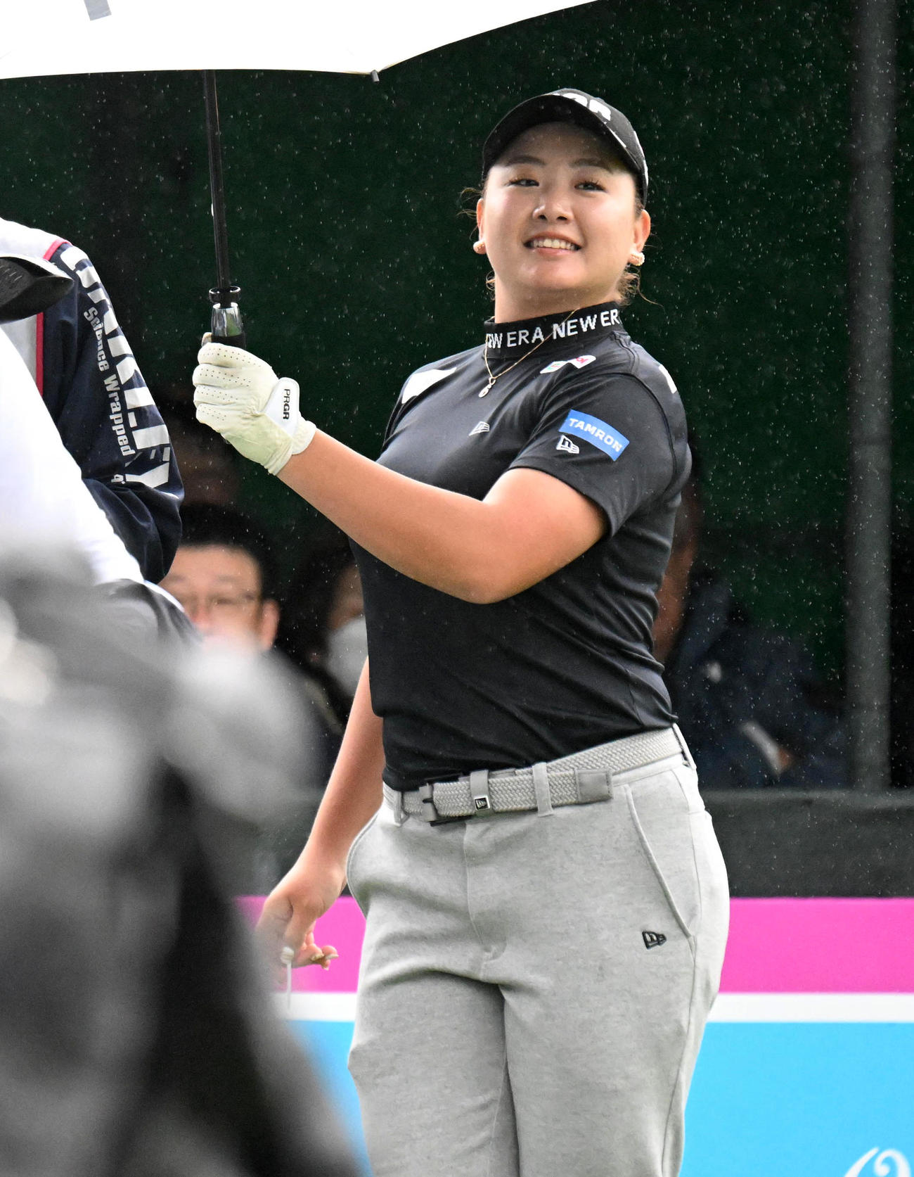 1番、ティーショットを放ち笑顔を見せる小林夢（撮影・前岡正明）