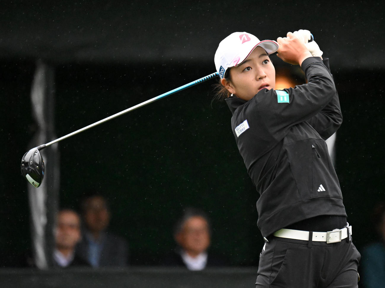 1番、ティーショットを放つ佐藤（撮影・前岡正明）