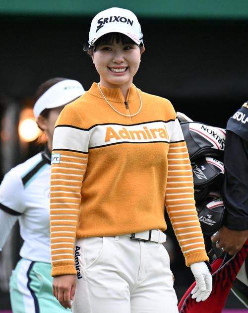 1番、笑顔でスタートする尾関（撮影・前岡正明）