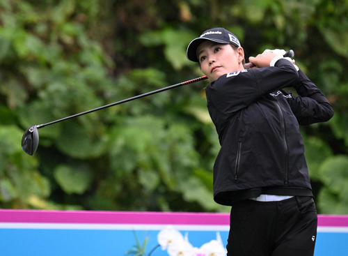 10番、ティーショットを放つ山路晶（撮影・前岡正明）