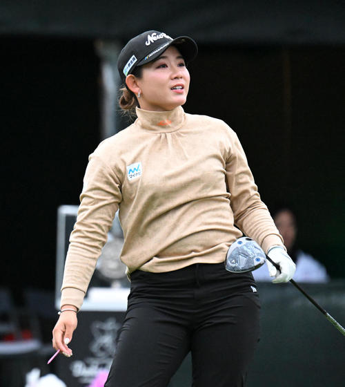 1番、ティーショットを放つ吉本（撮影・前岡正明）