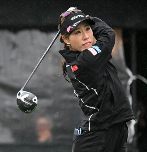 1番、ティーショットを放つ木村（撮影・前岡正明）