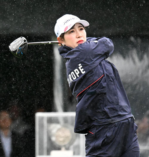 1番、激しい雨の中、ティーショットを放つ蛭田（撮影・前岡正明）