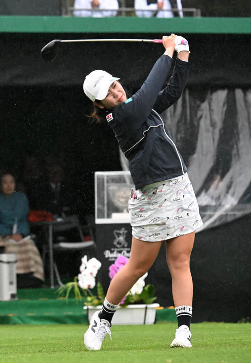 1番、ティーショットを放つ桜井（撮影・前岡正明）