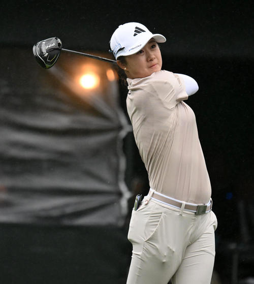 1番、ティーショットを放つ森田（撮影・前岡正明）