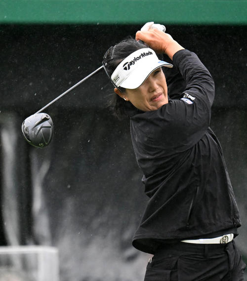 1番、ティーショットを放つ全美貞（撮影・前岡正明）