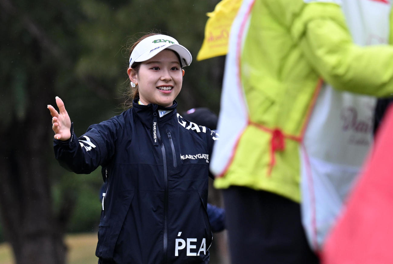 9番、初日2アンダーの2位となり笑顔でホールアウトする吉田（撮影・前岡正明）