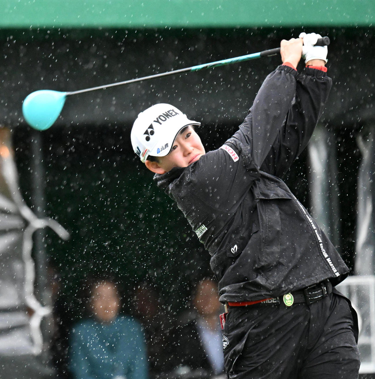 1番、激しい雨の中ティーショットを放つ岩井明（撮影・前岡正明）