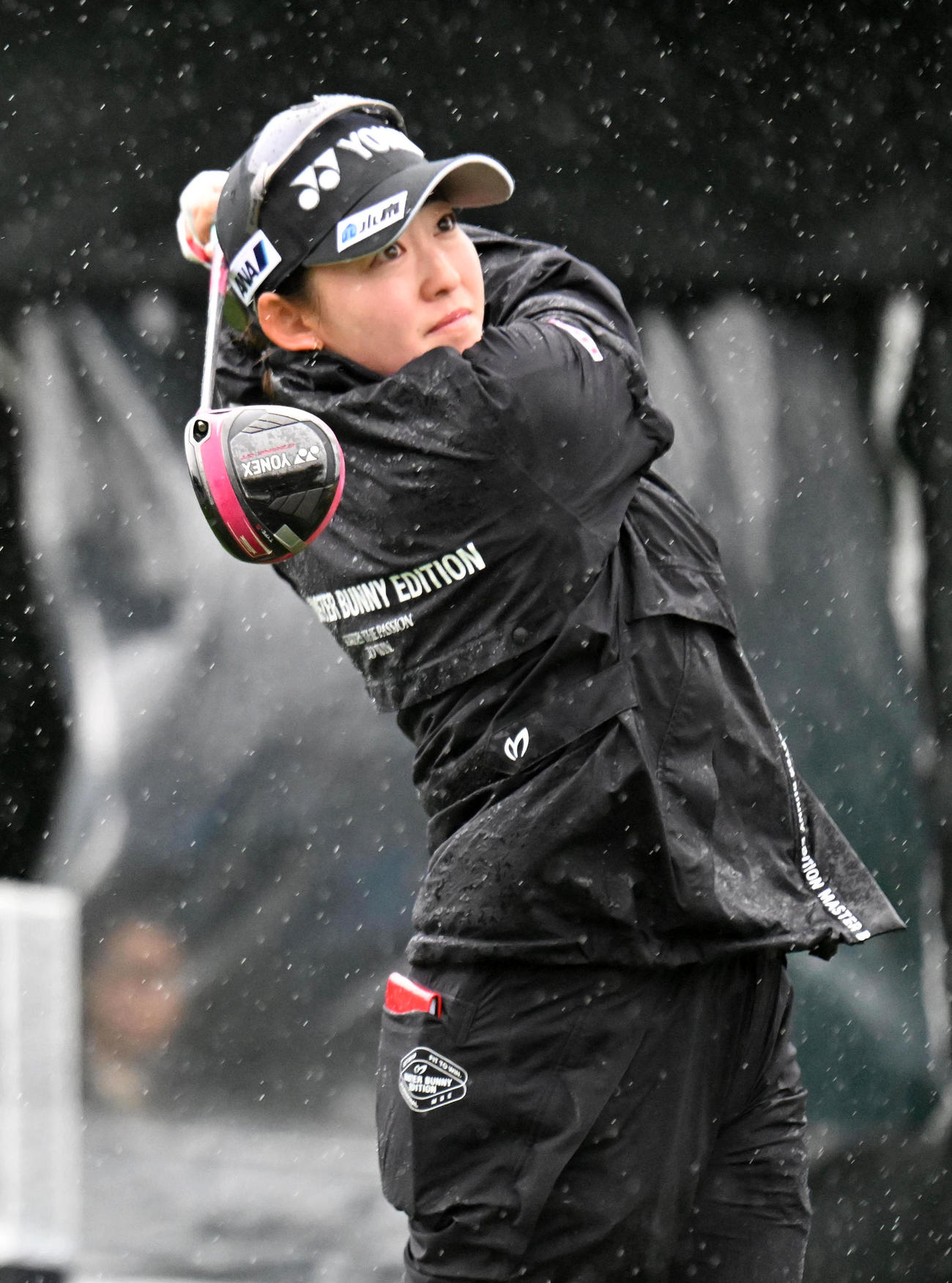1番、激しい雨の中ティーショットを放つ岩井千（撮影・前岡正明）