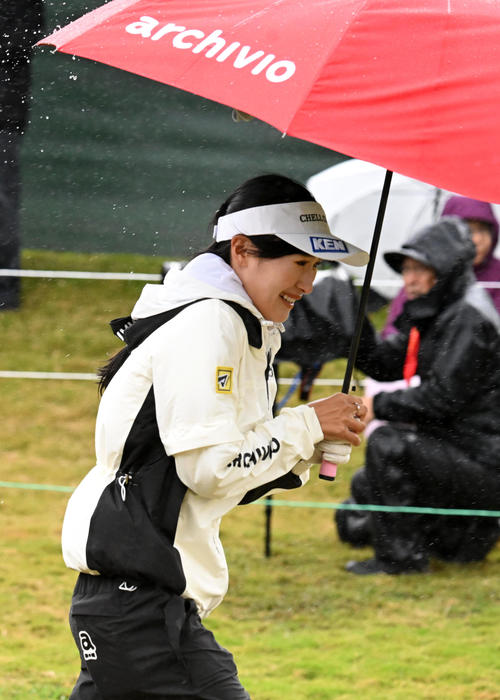 1番、激しい雨のと寒さの中スタートする臼井（撮影・前岡正明）