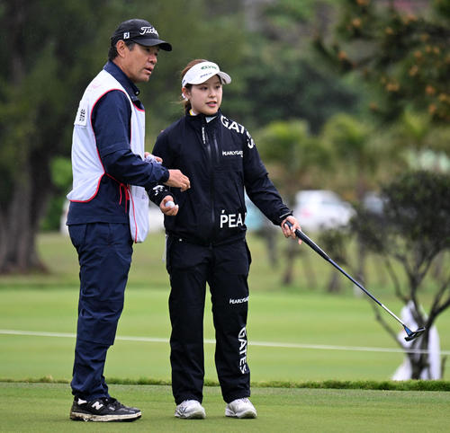 9番、バーディーパットを前にキャディの今野康晴プロ（左）と話す吉田（撮影・前岡正明）