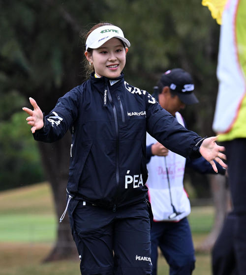 9番、初日2アンダーの2位となり笑顔でホールアウトする吉田（撮影・前岡正明）
