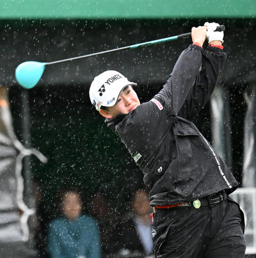 1番、激しい雨の中ティーショットを放つ岩井明（撮影・前岡正明）